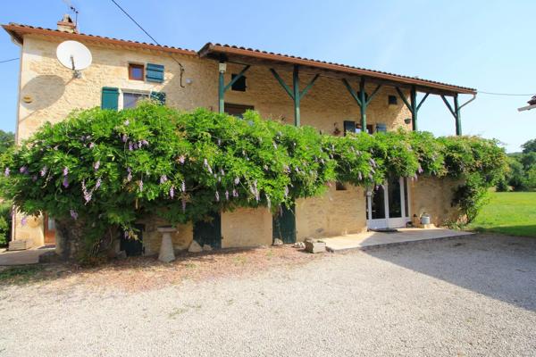 Charmant ensemble en pierre avec piscine en bordure du Lot