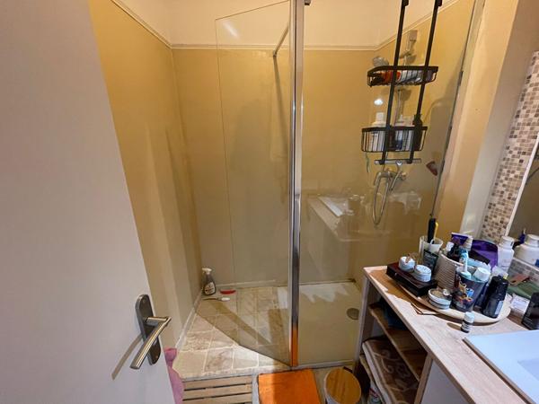 EXCLUSIVITÉ AVIGNON QUARTIER BONAVENTURE - A VENDRE - Actuellement loué - APPARTEMENT AVEC COUR ET PARKING