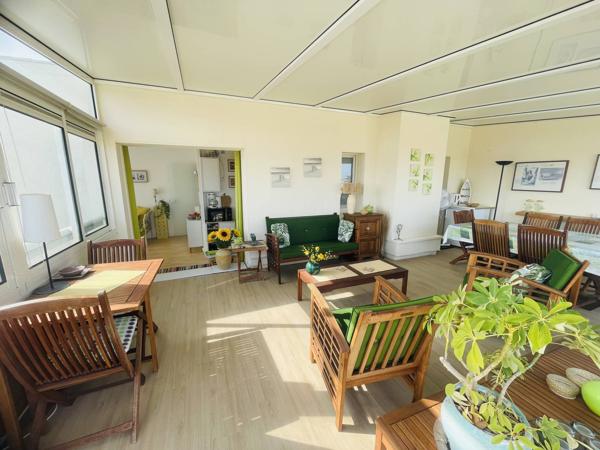 Bel appartement offrant une vue panoramique sur l'Océan
