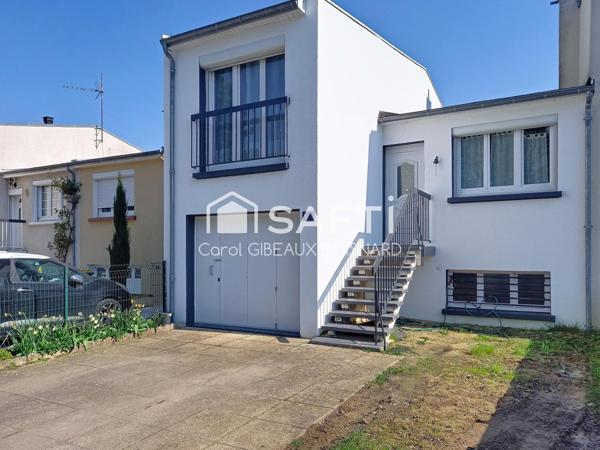 Maison jumelée atypique avec garage et jardin