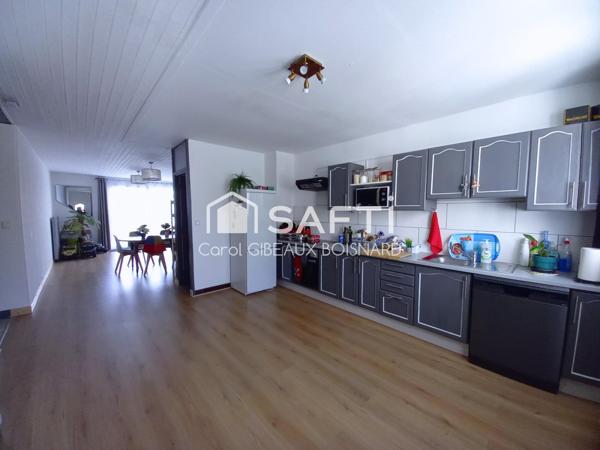 Maison jumelée atypique avec garage et jardin