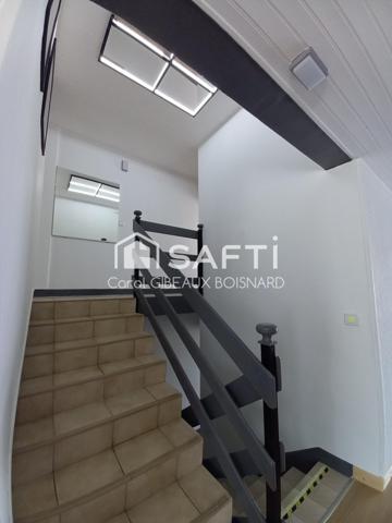 Maison jumelée atypique avec garage et jardin