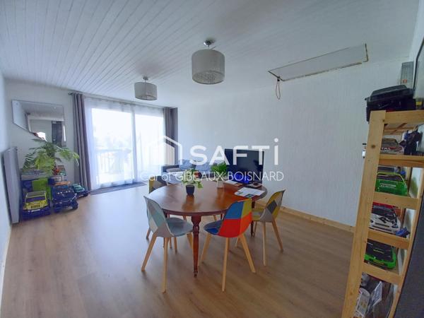 Maison jumelée atypique avec garage et jardin