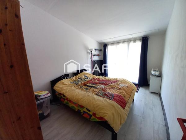 Maison jumelée atypique avec garage et jardin