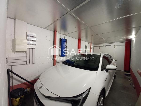 Maison jumelée atypique avec garage et jardin