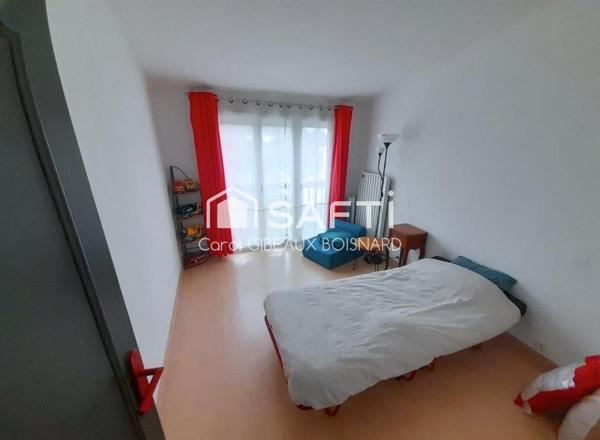 Maison jumelée atypique avec garage et jardin