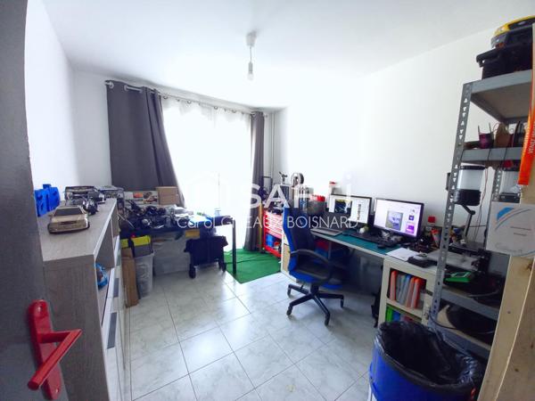 Maison jumelée atypique avec garage et jardin