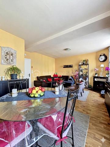 Belle opportunité à découvrir rapidement.

Située dans un environnement agréable et recherché de la vallée de la Marne, cette maison d’habitation de 92 m² offre un cadre de vie idéal pour une famille en quête de confort et de tranquillité. Réputée pour ses vignobles champenois et sa qualité de vie, la commune de Charly-sur-Marne bénéficie d’une situation stratégique, à seulement 16 km de Château-Thierry, 75 km de Reims et 81 km de Paris.

Vous profiterez d’un quotidien facilité grâce aux commerces, écoles de la maternelle au collège, services médicaux et commodités accessibles à pied. Les gares de Gare de Nogent-l'Artaud-Charly (6 minutes en voiture) et Gare de Nanteuil-Saâcy (10 minutes en voiture), desservies par la ligne P, permettent également de rejoindre facilement Paris-Est.

Au premier étage, la maison propose un séjour lumineux de 26,33 m² offrant un espace de vie convivial et chaleureux. La cuisine indépendante de 7,27 m² est fonctionnelle et bien agencée. Une salle d’eau avec cabine de douche et WC complète ce niveau.

Au deuxième étage, l’espace nuit comprend 3 chambres de 11,06 m², 10,36 m² et 10,34 m², idéales pour accueillir une famille ou aménager un espace bureau. Une buanderie vient compléter l’ensemble avec un espace pratique dédié au rangement et à l’entretien du linge.

Un garage de 36,5 m² constitue un véritable atout, permettant le stationnement d’un véhicule tout en offrant une importante capacité de stockage. La porte motorisée ainsi que l’accès direct à la maison apportent un confort appréciable au quotidien.

De nombreux travaux ont été réalisés ces dernières années afin d’améliorer le confort et les performances énergétiques du bien : remplacement des fenêtres et portes par des menuiseries en double vitrage PVC et aluminium, installation de volets roulants électriques sur l’ensemble des ouvertures, remplacement des Velux, isolation du plancher de la toiture avec 40 cm de laine de verre soufflée, installation de radiateurs haute performance ainsi que motorisation de la porte de garage avec création d’un accès direct à l’habitation.

Cette maison parfaitement entretenue allie luminosité, fonctionnalité et équipements récents, offrant un bien prêt à vivre sans travaux à prévoir.

N’hésitez pas à me contacter pour organiser une visite et découvrir ce bien.