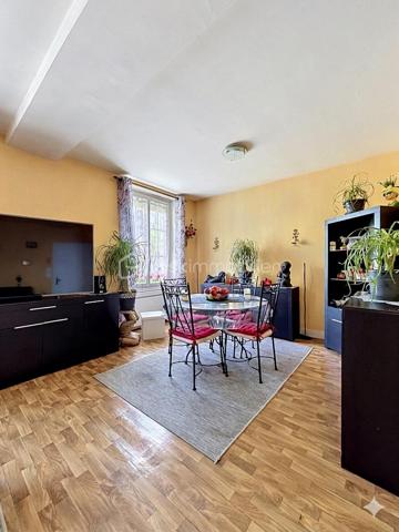 Belle opportunité à découvrir rapidement.

Située dans un environnement agréable et recherché de la vallée de la Marne, cette maison d’habitation de 92 m² offre un cadre de vie idéal pour une famille en quête de confort et de tranquillité. Réputée pour ses vignobles champenois et sa qualité de vie, la commune de Charly-sur-Marne bénéficie d’une situation stratégique, à seulement 16 km de Château-Thierry, 75 km de Reims et 81 km de Paris.

Vous profiterez d’un quotidien facilité grâce aux commerces, écoles de la maternelle au collège, services médicaux et commodités accessibles à pied. Les gares de Gare de Nogent-l'Artaud-Charly (6 minutes en voiture) et Gare de Nanteuil-Saâcy (10 minutes en voiture), desservies par la ligne P, permettent également de rejoindre facilement Paris-Est.

Au premier étage, la maison propose un séjour lumineux de 26,33 m² offrant un espace de vie convivial et chaleureux. La cuisine indépendante de 7,27 m² est fonctionnelle et bien agencée. Une salle d’eau avec cabine de douche et WC complète ce niveau.

Au deuxième étage, l’espace nuit comprend 3 chambres de 11,06 m², 10,36 m² et 10,34 m², idéales pour accueillir une famille ou aménager un espace bureau. Une buanderie vient compléter l’ensemble avec un espace pratique dédié au rangement et à l’entretien du linge.

Un garage de 36,5 m² constitue un véritable atout, permettant le stationnement d’un véhicule tout en offrant une importante capacité de stockage. La porte motorisée ainsi que l’accès direct à la maison apportent un confort appréciable au quotidien.

De nombreux travaux ont été réalisés ces dernières années afin d’améliorer le confort et les performances énergétiques du bien : remplacement des fenêtres et portes par des menuiseries en double vitrage PVC et aluminium, installation de volets roulants électriques sur l’ensemble des ouvertures, remplacement des Velux, isolation du plancher de la toiture avec 40 cm de laine de verre soufflée, installation de radiateurs haute performance ainsi que motorisation de la porte de garage avec création d’un accès direct à l’habitation.

Cette maison parfaitement entretenue allie luminosité, fonctionnalité et équipements récents, offrant un bien prêt à vivre sans travaux à prévoir.

N’hésitez pas à me contacter pour organiser une visite et découvrir ce bien.