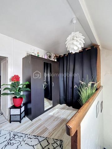 Belle opportunité à découvrir rapidement.

Située dans un environnement agréable et recherché de la vallée de la Marne, cette maison d’habitation de 92 m² offre un cadre de vie idéal pour une famille en quête de confort et de tranquillité. Réputée pour ses vignobles champenois et sa qualité de vie, la commune de Charly-sur-Marne bénéficie d’une situation stratégique, à seulement 16 km de Château-Thierry, 75 km de Reims et 81 km de Paris.

Vous profiterez d’un quotidien facilité grâce aux commerces, écoles de la maternelle au collège, services médicaux et commodités accessibles à pied. Les gares de Gare de Nogent-l'Artaud-Charly (6 minutes en voiture) et Gare de Nanteuil-Saâcy (10 minutes en voiture), desservies par la ligne P, permettent également de rejoindre facilement Paris-Est.

Au premier étage, la maison propose un séjour lumineux de 26,33 m² offrant un espace de vie convivial et chaleureux. La cuisine indépendante de 7,27 m² est fonctionnelle et bien agencée. Une salle d’eau avec cabine de douche et WC complète ce niveau.

Au deuxième étage, l’espace nuit comprend 3 chambres de 11,06 m², 10,36 m² et 10,34 m², idéales pour accueillir une famille ou aménager un espace bureau. Une buanderie vient compléter l’ensemble avec un espace pratique dédié au rangement et à l’entretien du linge.

Un garage de 36,5 m² constitue un véritable atout, permettant le stationnement d’un véhicule tout en offrant une importante capacité de stockage. La porte motorisée ainsi que l’accès direct à la maison apportent un confort appréciable au quotidien.

De nombreux travaux ont été réalisés ces dernières années afin d’améliorer le confort et les performances énergétiques du bien : remplacement des fenêtres et portes par des menuiseries en double vitrage PVC et aluminium, installation de volets roulants électriques sur l’ensemble des ouvertures, remplacement des Velux, isolation du plancher de la toiture avec 40 cm de laine de verre soufflée, installation de radiateurs haute performance ainsi que motorisation de la porte de garage avec création d’un accès direct à l’habitation.

Cette maison parfaitement entretenue allie luminosité, fonctionnalité et équipements récents, offrant un bien prêt à vivre sans travaux à prévoir.

N’hésitez pas à me contacter pour organiser une visite et découvrir ce bien.