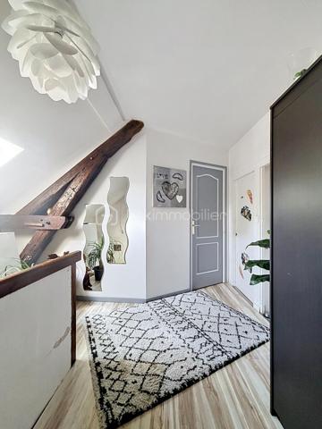 Belle opportunité à découvrir rapidement.

Située dans un environnement agréable et recherché de la vallée de la Marne, cette maison d’habitation de 92 m² offre un cadre de vie idéal pour une famille en quête de confort et de tranquillité. Réputée pour ses vignobles champenois et sa qualité de vie, la commune de Charly-sur-Marne bénéficie d’une situation stratégique, à seulement 16 km de Château-Thierry, 75 km de Reims et 81 km de Paris.

Vous profiterez d’un quotidien facilité grâce aux commerces, écoles de la maternelle au collège, services médicaux et commodités accessibles à pied. Les gares de Gare de Nogent-l'Artaud-Charly (6 minutes en voiture) et Gare de Nanteuil-Saâcy (10 minutes en voiture), desservies par la ligne P, permettent également de rejoindre facilement Paris-Est.

Au premier étage, la maison propose un séjour lumineux de 26,33 m² offrant un espace de vie convivial et chaleureux. La cuisine indépendante de 7,27 m² est fonctionnelle et bien agencée. Une salle d’eau avec cabine de douche et WC complète ce niveau.

Au deuxième étage, l’espace nuit comprend 3 chambres de 11,06 m², 10,36 m² et 10,34 m², idéales pour accueillir une famille ou aménager un espace bureau. Une buanderie vient compléter l’ensemble avec un espace pratique dédié au rangement et à l’entretien du linge.

Un garage de 36,5 m² constitue un véritable atout, permettant le stationnement d’un véhicule tout en offrant une importante capacité de stockage. La porte motorisée ainsi que l’accès direct à la maison apportent un confort appréciable au quotidien.

De nombreux travaux ont été réalisés ces dernières années afin d’améliorer le confort et les performances énergétiques du bien : remplacement des fenêtres et portes par des menuiseries en double vitrage PVC et aluminium, installation de volets roulants électriques sur l’ensemble des ouvertures, remplacement des Velux, isolation du plancher de la toiture avec 40 cm de laine de verre soufflée, installation de radiateurs haute performance ainsi que motorisation de la porte de garage avec création d’un accès direct à l’habitation.

Cette maison parfaitement entretenue allie luminosité, fonctionnalité et équipements récents, offrant un bien prêt à vivre sans travaux à prévoir.

N’hésitez pas à me contacter pour organiser une visite et découvrir ce bien.