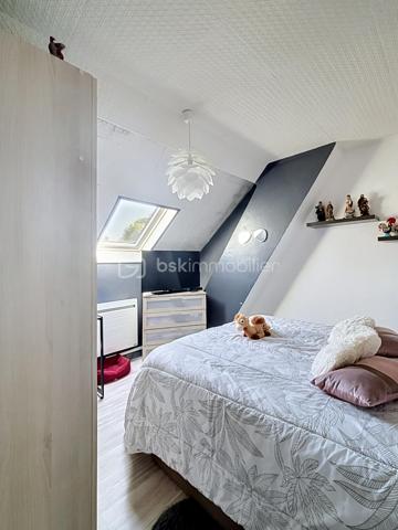 Belle opportunité à découvrir rapidement.

Située dans un environnement agréable et recherché de la vallée de la Marne, cette maison d’habitation de 92 m² offre un cadre de vie idéal pour une famille en quête de confort et de tranquillité. Réputée pour ses vignobles champenois et sa qualité de vie, la commune de Charly-sur-Marne bénéficie d’une situation stratégique, à seulement 16 km de Château-Thierry, 75 km de Reims et 81 km de Paris.

Vous profiterez d’un quotidien facilité grâce aux commerces, écoles de la maternelle au collège, services médicaux et commodités accessibles à pied. Les gares de Gare de Nogent-l'Artaud-Charly (6 minutes en voiture) et Gare de Nanteuil-Saâcy (10 minutes en voiture), desservies par la ligne P, permettent également de rejoindre facilement Paris-Est.

Au premier étage, la maison propose un séjour lumineux de 26,33 m² offrant un espace de vie convivial et chaleureux. La cuisine indépendante de 7,27 m² est fonctionnelle et bien agencée. Une salle d’eau avec cabine de douche et WC complète ce niveau.

Au deuxième étage, l’espace nuit comprend 3 chambres de 11,06 m², 10,36 m² et 10,34 m², idéales pour accueillir une famille ou aménager un espace bureau. Une buanderie vient compléter l’ensemble avec un espace pratique dédié au rangement et à l’entretien du linge.

Un garage de 36,5 m² constitue un véritable atout, permettant le stationnement d’un véhicule tout en offrant une importante capacité de stockage. La porte motorisée ainsi que l’accès direct à la maison apportent un confort appréciable au quotidien.

De nombreux travaux ont été réalisés ces dernières années afin d’améliorer le confort et les performances énergétiques du bien : remplacement des fenêtres et portes par des menuiseries en double vitrage PVC et aluminium, installation de volets roulants électriques sur l’ensemble des ouvertures, remplacement des Velux, isolation du plancher de la toiture avec 40 cm de laine de verre soufflée, installation de radiateurs haute performance ainsi que motorisation de la porte de garage avec création d’un accès direct à l’habitation.

Cette maison parfaitement entretenue allie luminosité, fonctionnalité et équipements récents, offrant un bien prêt à vivre sans travaux à prévoir.

N’hésitez pas à me contacter pour organiser une visite et découvrir ce bien.