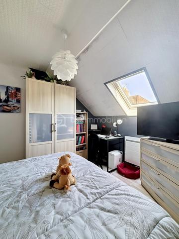 Belle opportunité à découvrir rapidement.

Située dans un environnement agréable et recherché de la vallée de la Marne, cette maison d’habitation de 92 m² offre un cadre de vie idéal pour une famille en quête de confort et de tranquillité. Réputée pour ses vignobles champenois et sa qualité de vie, la commune de Charly-sur-Marne bénéficie d’une situation stratégique, à seulement 16 km de Château-Thierry, 75 km de Reims et 81 km de Paris.

Vous profiterez d’un quotidien facilité grâce aux commerces, écoles de la maternelle au collège, services médicaux et commodités accessibles à pied. Les gares de Gare de Nogent-l'Artaud-Charly (6 minutes en voiture) et Gare de Nanteuil-Saâcy (10 minutes en voiture), desservies par la ligne P, permettent également de rejoindre facilement Paris-Est.

Au premier étage, la maison propose un séjour lumineux de 26,33 m² offrant un espace de vie convivial et chaleureux. La cuisine indépendante de 7,27 m² est fonctionnelle et bien agencée. Une salle d’eau avec cabine de douche et WC complète ce niveau.

Au deuxième étage, l’espace nuit comprend 3 chambres de 11,06 m², 10,36 m² et 10,34 m², idéales pour accueillir une famille ou aménager un espace bureau. Une buanderie vient compléter l’ensemble avec un espace pratique dédié au rangement et à l’entretien du linge.

Un garage de 36,5 m² constitue un véritable atout, permettant le stationnement d’un véhicule tout en offrant une importante capacité de stockage. La porte motorisée ainsi que l’accès direct à la maison apportent un confort appréciable au quotidien.

De nombreux travaux ont été réalisés ces dernières années afin d’améliorer le confort et les performances énergétiques du bien : remplacement des fenêtres et portes par des menuiseries en double vitrage PVC et aluminium, installation de volets roulants électriques sur l’ensemble des ouvertures, remplacement des Velux, isolation du plancher de la toiture avec 40 cm de laine de verre soufflée, installation de radiateurs haute performance ainsi que motorisation de la porte de garage avec création d’un accès direct à l’habitation.

Cette maison parfaitement entretenue allie luminosité, fonctionnalité et équipements récents, offrant un bien prêt à vivre sans travaux à prévoir.

N’hésitez pas à me contacter pour organiser une visite et découvrir ce bien.