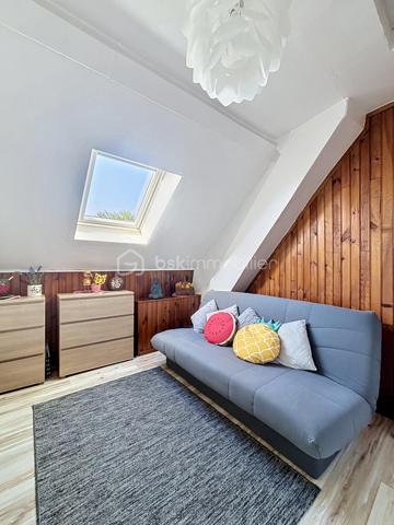 Belle opportunité à découvrir rapidement.

Située dans un environnement agréable et recherché de la vallée de la Marne, cette maison d’habitation de 92 m² offre un cadre de vie idéal pour une famille en quête de confort et de tranquillité. Réputée pour ses vignobles champenois et sa qualité de vie, la commune de Charly-sur-Marne bénéficie d’une situation stratégique, à seulement 16 km de Château-Thierry, 75 km de Reims et 81 km de Paris.

Vous profiterez d’un quotidien facilité grâce aux commerces, écoles de la maternelle au collège, services médicaux et commodités accessibles à pied. Les gares de Gare de Nogent-l'Artaud-Charly (6 minutes en voiture) et Gare de Nanteuil-Saâcy (10 minutes en voiture), desservies par la ligne P, permettent également de rejoindre facilement Paris-Est.

Au premier étage, la maison propose un séjour lumineux de 26,33 m² offrant un espace de vie convivial et chaleureux. La cuisine indépendante de 7,27 m² est fonctionnelle et bien agencée. Une salle d’eau avec cabine de douche et WC complète ce niveau.

Au deuxième étage, l’espace nuit comprend 3 chambres de 11,06 m², 10,36 m² et 10,34 m², idéales pour accueillir une famille ou aménager un espace bureau. Une buanderie vient compléter l’ensemble avec un espace pratique dédié au rangement et à l’entretien du linge.

Un garage de 36,5 m² constitue un véritable atout, permettant le stationnement d’un véhicule tout en offrant une importante capacité de stockage. La porte motorisée ainsi que l’accès direct à la maison apportent un confort appréciable au quotidien.

De nombreux travaux ont été réalisés ces dernières années afin d’améliorer le confort et les performances énergétiques du bien : remplacement des fenêtres et portes par des menuiseries en double vitrage PVC et aluminium, installation de volets roulants électriques sur l’ensemble des ouvertures, remplacement des Velux, isolation du plancher de la toiture avec 40 cm de laine de verre soufflée, installation de radiateurs haute performance ainsi que motorisation de la porte de garage avec création d’un accès direct à l’habitation.

Cette maison parfaitement entretenue allie luminosité, fonctionnalité et équipements récents, offrant un bien prêt à vivre sans travaux à prévoir.

N’hésitez pas à me contacter pour organiser une visite et découvrir ce bien.