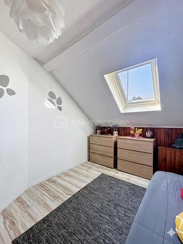 Belle opportunité à découvrir rapidement.

Située dans un environnement agréable et recherché de la vallée de la Marne, cette maison d’habitation de 92 m² offre un cadre de vie idéal pour une famille en quête de confort et de tranquillité. Réputée pour ses vignobles champenois et sa qualité de vie, la commune de Charly-sur-Marne bénéficie d’une situation stratégique, à seulement 16 km de Château-Thierry, 75 km de Reims et 81 km de Paris.

Vous profiterez d’un quotidien facilité grâce aux commerces, écoles de la maternelle au collège, services médicaux et commodités accessibles à pied. Les gares de Gare de Nogent-l'Artaud-Charly (6 minutes en voiture) et Gare de Nanteuil-Saâcy (10 minutes en voiture), desservies par la ligne P, permettent également de rejoindre facilement Paris-Est.

Au premier étage, la maison propose un séjour lumineux de 26,33 m² offrant un espace de vie convivial et chaleureux. La cuisine indépendante de 7,27 m² est fonctionnelle et bien agencée. Une salle d’eau avec cabine de douche et WC complète ce niveau.

Au deuxième étage, l’espace nuit comprend 3 chambres de 11,06 m², 10,36 m² et 10,34 m², idéales pour accueillir une famille ou aménager un espace bureau. Une buanderie vient compléter l’ensemble avec un espace pratique dédié au rangement et à l’entretien du linge.

Un garage de 36,5 m² constitue un véritable atout, permettant le stationnement d’un véhicule tout en offrant une importante capacité de stockage. La porte motorisée ainsi que l’accès direct à la maison apportent un confort appréciable au quotidien.

De nombreux travaux ont été réalisés ces dernières années afin d’améliorer le confort et les performances énergétiques du bien : remplacement des fenêtres et portes par des menuiseries en double vitrage PVC et aluminium, installation de volets roulants électriques sur l’ensemble des ouvertures, remplacement des Velux, isolation du plancher de la toiture avec 40 cm de laine de verre soufflée, installation de radiateurs haute performance ainsi que motorisation de la porte de garage avec création d’un accès direct à l’habitation.

Cette maison parfaitement entretenue allie luminosité, fonctionnalité et équipements récents, offrant un bien prêt à vivre sans travaux à prévoir.

N’hésitez pas à me contacter pour organiser une visite et découvrir ce bien.