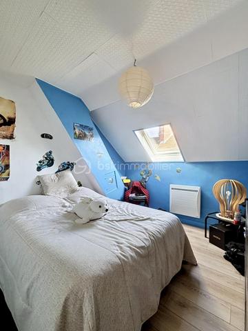 Belle opportunité à découvrir rapidement.

Située dans un environnement agréable et recherché de la vallée de la Marne, cette maison d’habitation de 92 m² offre un cadre de vie idéal pour une famille en quête de confort et de tranquillité. Réputée pour ses vignobles champenois et sa qualité de vie, la commune de Charly-sur-Marne bénéficie d’une situation stratégique, à seulement 16 km de Château-Thierry, 75 km de Reims et 81 km de Paris.

Vous profiterez d’un quotidien facilité grâce aux commerces, écoles de la maternelle au collège, services médicaux et commodités accessibles à pied. Les gares de Gare de Nogent-l'Artaud-Charly (6 minutes en voiture) et Gare de Nanteuil-Saâcy (10 minutes en voiture), desservies par la ligne P, permettent également de rejoindre facilement Paris-Est.

Au premier étage, la maison propose un séjour lumineux de 26,33 m² offrant un espace de vie convivial et chaleureux. La cuisine indépendante de 7,27 m² est fonctionnelle et bien agencée. Une salle d’eau avec cabine de douche et WC complète ce niveau.

Au deuxième étage, l’espace nuit comprend 3 chambres de 11,06 m², 10,36 m² et 10,34 m², idéales pour accueillir une famille ou aménager un espace bureau. Une buanderie vient compléter l’ensemble avec un espace pratique dédié au rangement et à l’entretien du linge.

Un garage de 36,5 m² constitue un véritable atout, permettant le stationnement d’un véhicule tout en offrant une importante capacité de stockage. La porte motorisée ainsi que l’accès direct à la maison apportent un confort appréciable au quotidien.

De nombreux travaux ont été réalisés ces dernières années afin d’améliorer le confort et les performances énergétiques du bien : remplacement des fenêtres et portes par des menuiseries en double vitrage PVC et aluminium, installation de volets roulants électriques sur l’ensemble des ouvertures, remplacement des Velux, isolation du plancher de la toiture avec 40 cm de laine de verre soufflée, installation de radiateurs haute performance ainsi que motorisation de la porte de garage avec création d’un accès direct à l’habitation.

Cette maison parfaitement entretenue allie luminosité, fonctionnalité et équipements récents, offrant un bien prêt à vivre sans travaux à prévoir.

N’hésitez pas à me contacter pour organiser une visite et découvrir ce bien.