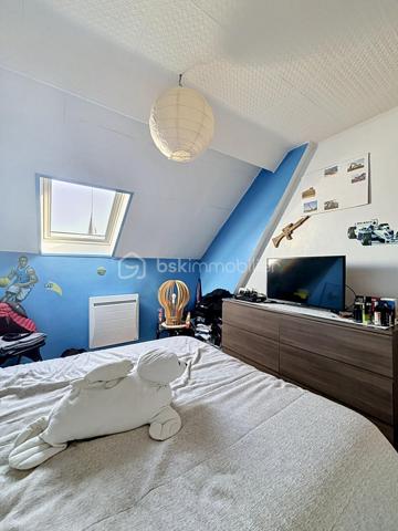 Belle opportunité à découvrir rapidement.

Située dans un environnement agréable et recherché de la vallée de la Marne, cette maison d’habitation de 92 m² offre un cadre de vie idéal pour une famille en quête de confort et de tranquillité. Réputée pour ses vignobles champenois et sa qualité de vie, la commune de Charly-sur-Marne bénéficie d’une situation stratégique, à seulement 16 km de Château-Thierry, 75 km de Reims et 81 km de Paris.

Vous profiterez d’un quotidien facilité grâce aux commerces, écoles de la maternelle au collège, services médicaux et commodités accessibles à pied. Les gares de Gare de Nogent-l'Artaud-Charly (6 minutes en voiture) et Gare de Nanteuil-Saâcy (10 minutes en voiture), desservies par la ligne P, permettent également de rejoindre facilement Paris-Est.

Au premier étage, la maison propose un séjour lumineux de 26,33 m² offrant un espace de vie convivial et chaleureux. La cuisine indépendante de 7,27 m² est fonctionnelle et bien agencée. Une salle d’eau avec cabine de douche et WC complète ce niveau.

Au deuxième étage, l’espace nuit comprend 3 chambres de 11,06 m², 10,36 m² et 10,34 m², idéales pour accueillir une famille ou aménager un espace bureau. Une buanderie vient compléter l’ensemble avec un espace pratique dédié au rangement et à l’entretien du linge.

Un garage de 36,5 m² constitue un véritable atout, permettant le stationnement d’un véhicule tout en offrant une importante capacité de stockage. La porte motorisée ainsi que l’accès direct à la maison apportent un confort appréciable au quotidien.

De nombreux travaux ont été réalisés ces dernières années afin d’améliorer le confort et les performances énergétiques du bien : remplacement des fenêtres et portes par des menuiseries en double vitrage PVC et aluminium, installation de volets roulants électriques sur l’ensemble des ouvertures, remplacement des Velux, isolation du plancher de la toiture avec 40 cm de laine de verre soufflée, installation de radiateurs haute performance ainsi que motorisation de la porte de garage avec création d’un accès direct à l’habitation.

Cette maison parfaitement entretenue allie luminosité, fonctionnalité et équipements récents, offrant un bien prêt à vivre sans travaux à prévoir.

N’hésitez pas à me contacter pour organiser une visite et découvrir ce bien.