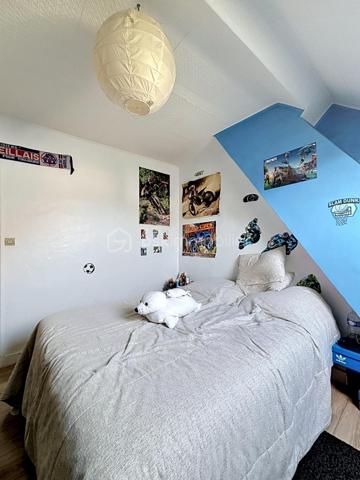 Belle opportunité à découvrir rapidement.

Située dans un environnement agréable et recherché de la vallée de la Marne, cette maison d’habitation de 92 m² offre un cadre de vie idéal pour une famille en quête de confort et de tranquillité. Réputée pour ses vignobles champenois et sa qualité de vie, la commune de Charly-sur-Marne bénéficie d’une situation stratégique, à seulement 16 km de Château-Thierry, 75 km de Reims et 81 km de Paris.

Vous profiterez d’un quotidien facilité grâce aux commerces, écoles de la maternelle au collège, services médicaux et commodités accessibles à pied. Les gares de Gare de Nogent-l'Artaud-Charly (6 minutes en voiture) et Gare de Nanteuil-Saâcy (10 minutes en voiture), desservies par la ligne P, permettent également de rejoindre facilement Paris-Est.

Au premier étage, la maison propose un séjour lumineux de 26,33 m² offrant un espace de vie convivial et chaleureux. La cuisine indépendante de 7,27 m² est fonctionnelle et bien agencée. Une salle d’eau avec cabine de douche et WC complète ce niveau.

Au deuxième étage, l’espace nuit comprend 3 chambres de 11,06 m², 10,36 m² et 10,34 m², idéales pour accueillir une famille ou aménager un espace bureau. Une buanderie vient compléter l’ensemble avec un espace pratique dédié au rangement et à l’entretien du linge.

Un garage de 36,5 m² constitue un véritable atout, permettant le stationnement d’un véhicule tout en offrant une importante capacité de stockage. La porte motorisée ainsi que l’accès direct à la maison apportent un confort appréciable au quotidien.

De nombreux travaux ont été réalisés ces dernières années afin d’améliorer le confort et les performances énergétiques du bien : remplacement des fenêtres et portes par des menuiseries en double vitrage PVC et aluminium, installation de volets roulants électriques sur l’ensemble des ouvertures, remplacement des Velux, isolation du plancher de la toiture avec 40 cm de laine de verre soufflée, installation de radiateurs haute performance ainsi que motorisation de la porte de garage avec création d’un accès direct à l’habitation.

Cette maison parfaitement entretenue allie luminosité, fonctionnalité et équipements récents, offrant un bien prêt à vivre sans travaux à prévoir.

N’hésitez pas à me contacter pour organiser une visite et découvrir ce bien.