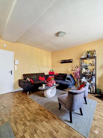 Belle opportunité à découvrir rapidement.

Située dans un environnement agréable et recherché de la vallée de la Marne, cette maison d’habitation de 92 m² offre un cadre de vie idéal pour une famille en quête de confort et de tranquillité. Réputée pour ses vignobles champenois et sa qualité de vie, la commune de Charly-sur-Marne bénéficie d’une situation stratégique, à seulement 16 km de Château-Thierry, 75 km de Reims et 81 km de Paris.

Vous profiterez d’un quotidien facilité grâce aux commerces, écoles de la maternelle au collège, services médicaux et commodités accessibles à pied. Les gares de Gare de Nogent-l'Artaud-Charly (6 minutes en voiture) et Gare de Nanteuil-Saâcy (10 minutes en voiture), desservies par la ligne P, permettent également de rejoindre facilement Paris-Est.

Au premier étage, la maison propose un séjour lumineux de 26,33 m² offrant un espace de vie convivial et chaleureux. La cuisine indépendante de 7,27 m² est fonctionnelle et bien agencée. Une salle d’eau avec cabine de douche et WC complète ce niveau.

Au deuxième étage, l’espace nuit comprend 3 chambres de 11,06 m², 10,36 m² et 10,34 m², idéales pour accueillir une famille ou aménager un espace bureau. Une buanderie vient compléter l’ensemble avec un espace pratique dédié au rangement et à l’entretien du linge.

Un garage de 36,5 m² constitue un véritable atout, permettant le stationnement d’un véhicule tout en offrant une importante capacité de stockage. La porte motorisée ainsi que l’accès direct à la maison apportent un confort appréciable au quotidien.

De nombreux travaux ont été réalisés ces dernières années afin d’améliorer le confort et les performances énergétiques du bien : remplacement des fenêtres et portes par des menuiseries en double vitrage PVC et aluminium, installation de volets roulants électriques sur l’ensemble des ouvertures, remplacement des Velux, isolation du plancher de la toiture avec 40 cm de laine de verre soufflée, installation de radiateurs haute performance ainsi que motorisation de la porte de garage avec création d’un accès direct à l’habitation.

Cette maison parfaitement entretenue allie luminosité, fonctionnalité et équipements récents, offrant un bien prêt à vivre sans travaux à prévoir.

N’hésitez pas à me contacter pour organiser une visite et découvrir ce bien.