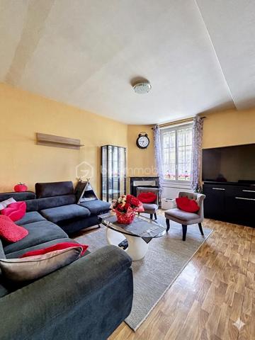 Belle opportunité à découvrir rapidement.

Située dans un environnement agréable et recherché de la vallée de la Marne, cette maison d’habitation de 92 m² offre un cadre de vie idéal pour une famille en quête de confort et de tranquillité. Réputée pour ses vignobles champenois et sa qualité de vie, la commune de Charly-sur-Marne bénéficie d’une situation stratégique, à seulement 16 km de Château-Thierry, 75 km de Reims et 81 km de Paris.

Vous profiterez d’un quotidien facilité grâce aux commerces, écoles de la maternelle au collège, services médicaux et commodités accessibles à pied. Les gares de Gare de Nogent-l'Artaud-Charly (6 minutes en voiture) et Gare de Nanteuil-Saâcy (10 minutes en voiture), desservies par la ligne P, permettent également de rejoindre facilement Paris-Est.

Au premier étage, la maison propose un séjour lumineux de 26,33 m² offrant un espace de vie convivial et chaleureux. La cuisine indépendante de 7,27 m² est fonctionnelle et bien agencée. Une salle d’eau avec cabine de douche et WC complète ce niveau.

Au deuxième étage, l’espace nuit comprend 3 chambres de 11,06 m², 10,36 m² et 10,34 m², idéales pour accueillir une famille ou aménager un espace bureau. Une buanderie vient compléter l’ensemble avec un espace pratique dédié au rangement et à l’entretien du linge.

Un garage de 36,5 m² constitue un véritable atout, permettant le stationnement d’un véhicule tout en offrant une importante capacité de stockage. La porte motorisée ainsi que l’accès direct à la maison apportent un confort appréciable au quotidien.

De nombreux travaux ont été réalisés ces dernières années afin d’améliorer le confort et les performances énergétiques du bien : remplacement des fenêtres et portes par des menuiseries en double vitrage PVC et aluminium, installation de volets roulants électriques sur l’ensemble des ouvertures, remplacement des Velux, isolation du plancher de la toiture avec 40 cm de laine de verre soufflée, installation de radiateurs haute performance ainsi que motorisation de la porte de garage avec création d’un accès direct à l’habitation.

Cette maison parfaitement entretenue allie luminosité, fonctionnalité et équipements récents, offrant un bien prêt à vivre sans travaux à prévoir.

N’hésitez pas à me contacter pour organiser une visite et découvrir ce bien.
