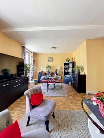 Belle opportunité à découvrir rapidement.

Située dans un environnement agréable et recherché de la vallée de la Marne, cette maison d’habitation de 92 m² offre un cadre de vie idéal pour une famille en quête de confort et de tranquillité. Réputée pour ses vignobles champenois et sa qualité de vie, la commune de Charly-sur-Marne bénéficie d’une situation stratégique, à seulement 16 km de Château-Thierry, 75 km de Reims et 81 km de Paris.

Vous profiterez d’un quotidien facilité grâce aux commerces, écoles de la maternelle au collège, services médicaux et commodités accessibles à pied. Les gares de Gare de Nogent-l'Artaud-Charly (6 minutes en voiture) et Gare de Nanteuil-Saâcy (10 minutes en voiture), desservies par la ligne P, permettent également de rejoindre facilement Paris-Est.

Au premier étage, la maison propose un séjour lumineux de 26,33 m² offrant un espace de vie convivial et chaleureux. La cuisine indépendante de 7,27 m² est fonctionnelle et bien agencée. Une salle d’eau avec cabine de douche et WC complète ce niveau.

Au deuxième étage, l’espace nuit comprend 3 chambres de 11,06 m², 10,36 m² et 10,34 m², idéales pour accueillir une famille ou aménager un espace bureau. Une buanderie vient compléter l’ensemble avec un espace pratique dédié au rangement et à l’entretien du linge.

Un garage de 36,5 m² constitue un véritable atout, permettant le stationnement d’un véhicule tout en offrant une importante capacité de stockage. La porte motorisée ainsi que l’accès direct à la maison apportent un confort appréciable au quotidien.

De nombreux travaux ont été réalisés ces dernières années afin d’améliorer le confort et les performances énergétiques du bien : remplacement des fenêtres et portes par des menuiseries en double vitrage PVC et aluminium, installation de volets roulants électriques sur l’ensemble des ouvertures, remplacement des Velux, isolation du plancher de la toiture avec 40 cm de laine de verre soufflée, installation de radiateurs haute performance ainsi que motorisation de la porte de garage avec création d’un accès direct à l’habitation.

Cette maison parfaitement entretenue allie luminosité, fonctionnalité et équipements récents, offrant un bien prêt à vivre sans travaux à prévoir.

N’hésitez pas à me contacter pour organiser une visite et découvrir ce bien.