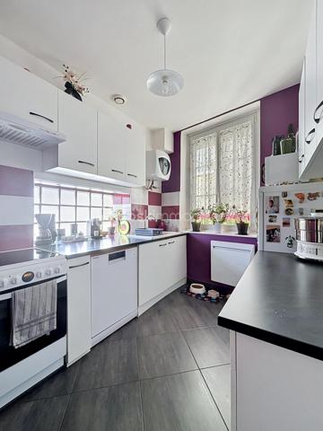 Belle opportunité à découvrir rapidement.

Située dans un environnement agréable et recherché de la vallée de la Marne, cette maison d’habitation de 92 m² offre un cadre de vie idéal pour une famille en quête de confort et de tranquillité. Réputée pour ses vignobles champenois et sa qualité de vie, la commune de Charly-sur-Marne bénéficie d’une situation stratégique, à seulement 16 km de Château-Thierry, 75 km de Reims et 81 km de Paris.

Vous profiterez d’un quotidien facilité grâce aux commerces, écoles de la maternelle au collège, services médicaux et commodités accessibles à pied. Les gares de Gare de Nogent-l'Artaud-Charly (6 minutes en voiture) et Gare de Nanteuil-Saâcy (10 minutes en voiture), desservies par la ligne P, permettent également de rejoindre facilement Paris-Est.

Au premier étage, la maison propose un séjour lumineux de 26,33 m² offrant un espace de vie convivial et chaleureux. La cuisine indépendante de 7,27 m² est fonctionnelle et bien agencée. Une salle d’eau avec cabine de douche et WC complète ce niveau.

Au deuxième étage, l’espace nuit comprend 3 chambres de 11,06 m², 10,36 m² et 10,34 m², idéales pour accueillir une famille ou aménager un espace bureau. Une buanderie vient compléter l’ensemble avec un espace pratique dédié au rangement et à l’entretien du linge.

Un garage de 36,5 m² constitue un véritable atout, permettant le stationnement d’un véhicule tout en offrant une importante capacité de stockage. La porte motorisée ainsi que l’accès direct à la maison apportent un confort appréciable au quotidien.

De nombreux travaux ont été réalisés ces dernières années afin d’améliorer le confort et les performances énergétiques du bien : remplacement des fenêtres et portes par des menuiseries en double vitrage PVC et aluminium, installation de volets roulants électriques sur l’ensemble des ouvertures, remplacement des Velux, isolation du plancher de la toiture avec 40 cm de laine de verre soufflée, installation de radiateurs haute performance ainsi que motorisation de la porte de garage avec création d’un accès direct à l’habitation.

Cette maison parfaitement entretenue allie luminosité, fonctionnalité et équipements récents, offrant un bien prêt à vivre sans travaux à prévoir.

N’hésitez pas à me contacter pour organiser une visite et découvrir ce bien.