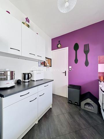 Belle opportunité à découvrir rapidement.

Située dans un environnement agréable et recherché de la vallée de la Marne, cette maison d’habitation de 92 m² offre un cadre de vie idéal pour une famille en quête de confort et de tranquillité. Réputée pour ses vignobles champenois et sa qualité de vie, la commune de Charly-sur-Marne bénéficie d’une situation stratégique, à seulement 16 km de Château-Thierry, 75 km de Reims et 81 km de Paris.

Vous profiterez d’un quotidien facilité grâce aux commerces, écoles de la maternelle au collège, services médicaux et commodités accessibles à pied. Les gares de Gare de Nogent-l'Artaud-Charly (6 minutes en voiture) et Gare de Nanteuil-Saâcy (10 minutes en voiture), desservies par la ligne P, permettent également de rejoindre facilement Paris-Est.

Au premier étage, la maison propose un séjour lumineux de 26,33 m² offrant un espace de vie convivial et chaleureux. La cuisine indépendante de 7,27 m² est fonctionnelle et bien agencée. Une salle d’eau avec cabine de douche et WC complète ce niveau.

Au deuxième étage, l’espace nuit comprend 3 chambres de 11,06 m², 10,36 m² et 10,34 m², idéales pour accueillir une famille ou aménager un espace bureau. Une buanderie vient compléter l’ensemble avec un espace pratique dédié au rangement et à l’entretien du linge.

Un garage de 36,5 m² constitue un véritable atout, permettant le stationnement d’un véhicule tout en offrant une importante capacité de stockage. La porte motorisée ainsi que l’accès direct à la maison apportent un confort appréciable au quotidien.

De nombreux travaux ont été réalisés ces dernières années afin d’améliorer le confort et les performances énergétiques du bien : remplacement des fenêtres et portes par des menuiseries en double vitrage PVC et aluminium, installation de volets roulants électriques sur l’ensemble des ouvertures, remplacement des Velux, isolation du plancher de la toiture avec 40 cm de laine de verre soufflée, installation de radiateurs haute performance ainsi que motorisation de la porte de garage avec création d’un accès direct à l’habitation.

Cette maison parfaitement entretenue allie luminosité, fonctionnalité et équipements récents, offrant un bien prêt à vivre sans travaux à prévoir.

N’hésitez pas à me contacter pour organiser une visite et découvrir ce bien.