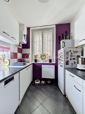 Belle opportunité à découvrir rapidement.

Située dans un environnement agréable et recherché de la vallée de la Marne, cette maison d’habitation de 92 m² offre un cadre de vie idéal pour une famille en quête de confort et de tranquillité. Réputée pour ses vignobles champenois et sa qualité de vie, la commune de Charly-sur-Marne bénéficie d’une situation stratégique, à seulement 16 km de Château-Thierry, 75 km de Reims et 81 km de Paris.

Vous profiterez d’un quotidien facilité grâce aux commerces, écoles de la maternelle au collège, services médicaux et commodités accessibles à pied. Les gares de Gare de Nogent-l'Artaud-Charly (6 minutes en voiture) et Gare de Nanteuil-Saâcy (10 minutes en voiture), desservies par la ligne P, permettent également de rejoindre facilement Paris-Est.

Au premier étage, la maison propose un séjour lumineux de 26,33 m² offrant un espace de vie convivial et chaleureux. La cuisine indépendante de 7,27 m² est fonctionnelle et bien agencée. Une salle d’eau avec cabine de douche et WC complète ce niveau.

Au deuxième étage, l’espace nuit comprend 3 chambres de 11,06 m², 10,36 m² et 10,34 m², idéales pour accueillir une famille ou aménager un espace bureau. Une buanderie vient compléter l’ensemble avec un espace pratique dédié au rangement et à l’entretien du linge.

Un garage de 36,5 m² constitue un véritable atout, permettant le stationnement d’un véhicule tout en offrant une importante capacité de stockage. La porte motorisée ainsi que l’accès direct à la maison apportent un confort appréciable au quotidien.

De nombreux travaux ont été réalisés ces dernières années afin d’améliorer le confort et les performances énergétiques du bien : remplacement des fenêtres et portes par des menuiseries en double vitrage PVC et aluminium, installation de volets roulants électriques sur l’ensemble des ouvertures, remplacement des Velux, isolation du plancher de la toiture avec 40 cm de laine de verre soufflée, installation de radiateurs haute performance ainsi que motorisation de la porte de garage avec création d’un accès direct à l’habitation.

Cette maison parfaitement entretenue allie luminosité, fonctionnalité et équipements récents, offrant un bien prêt à vivre sans travaux à prévoir.

N’hésitez pas à me contacter pour organiser une visite et découvrir ce bien.