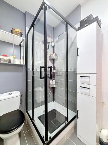 Belle opportunité à découvrir rapidement.

Située dans un environnement agréable et recherché de la vallée de la Marne, cette maison d’habitation de 92 m² offre un cadre de vie idéal pour une famille en quête de confort et de tranquillité. Réputée pour ses vignobles champenois et sa qualité de vie, la commune de Charly-sur-Marne bénéficie d’une situation stratégique, à seulement 16 km de Château-Thierry, 75 km de Reims et 81 km de Paris.

Vous profiterez d’un quotidien facilité grâce aux commerces, écoles de la maternelle au collège, services médicaux et commodités accessibles à pied. Les gares de Gare de Nogent-l'Artaud-Charly (6 minutes en voiture) et Gare de Nanteuil-Saâcy (10 minutes en voiture), desservies par la ligne P, permettent également de rejoindre facilement Paris-Est.

Au premier étage, la maison propose un séjour lumineux de 26,33 m² offrant un espace de vie convivial et chaleureux. La cuisine indépendante de 7,27 m² est fonctionnelle et bien agencée. Une salle d’eau avec cabine de douche et WC complète ce niveau.

Au deuxième étage, l’espace nuit comprend 3 chambres de 11,06 m², 10,36 m² et 10,34 m², idéales pour accueillir une famille ou aménager un espace bureau. Une buanderie vient compléter l’ensemble avec un espace pratique dédié au rangement et à l’entretien du linge.

Un garage de 36,5 m² constitue un véritable atout, permettant le stationnement d’un véhicule tout en offrant une importante capacité de stockage. La porte motorisée ainsi que l’accès direct à la maison apportent un confort appréciable au quotidien.

De nombreux travaux ont été réalisés ces dernières années afin d’améliorer le confort et les performances énergétiques du bien : remplacement des fenêtres et portes par des menuiseries en double vitrage PVC et aluminium, installation de volets roulants électriques sur l’ensemble des ouvertures, remplacement des Velux, isolation du plancher de la toiture avec 40 cm de laine de verre soufflée, installation de radiateurs haute performance ainsi que motorisation de la porte de garage avec création d’un accès direct à l’habitation.

Cette maison parfaitement entretenue allie luminosité, fonctionnalité et équipements récents, offrant un bien prêt à vivre sans travaux à prévoir.

N’hésitez pas à me contacter pour organiser une visite et découvrir ce bien.