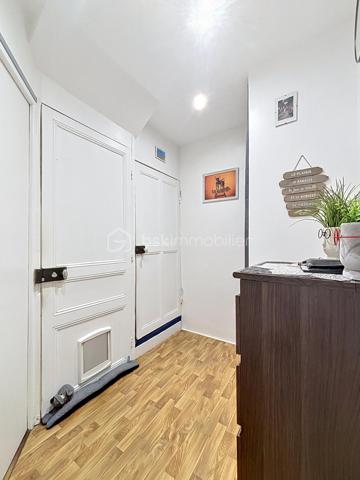 Belle opportunité à découvrir rapidement.

Située dans un environnement agréable et recherché de la vallée de la Marne, cette maison d’habitation de 92 m² offre un cadre de vie idéal pour une famille en quête de confort et de tranquillité. Réputée pour ses vignobles champenois et sa qualité de vie, la commune de Charly-sur-Marne bénéficie d’une situation stratégique, à seulement 16 km de Château-Thierry, 75 km de Reims et 81 km de Paris.

Vous profiterez d’un quotidien facilité grâce aux commerces, écoles de la maternelle au collège, services médicaux et commodités accessibles à pied. Les gares de Gare de Nogent-l'Artaud-Charly (6 minutes en voiture) et Gare de Nanteuil-Saâcy (10 minutes en voiture), desservies par la ligne P, permettent également de rejoindre facilement Paris-Est.

Au premier étage, la maison propose un séjour lumineux de 26,33 m² offrant un espace de vie convivial et chaleureux. La cuisine indépendante de 7,27 m² est fonctionnelle et bien agencée. Une salle d’eau avec cabine de douche et WC complète ce niveau.

Au deuxième étage, l’espace nuit comprend 3 chambres de 11,06 m², 10,36 m² et 10,34 m², idéales pour accueillir une famille ou aménager un espace bureau. Une buanderie vient compléter l’ensemble avec un espace pratique dédié au rangement et à l’entretien du linge.

Un garage de 36,5 m² constitue un véritable atout, permettant le stationnement d’un véhicule tout en offrant une importante capacité de stockage. La porte motorisée ainsi que l’accès direct à la maison apportent un confort appréciable au quotidien.

De nombreux travaux ont été réalisés ces dernières années afin d’améliorer le confort et les performances énergétiques du bien : remplacement des fenêtres et portes par des menuiseries en double vitrage PVC et aluminium, installation de volets roulants électriques sur l’ensemble des ouvertures, remplacement des Velux, isolation du plancher de la toiture avec 40 cm de laine de verre soufflée, installation de radiateurs haute performance ainsi que motorisation de la porte de garage avec création d’un accès direct à l’habitation.

Cette maison parfaitement entretenue allie luminosité, fonctionnalité et équipements récents, offrant un bien prêt à vivre sans travaux à prévoir.

N’hésitez pas à me contacter pour organiser une visite et découvrir ce bien.