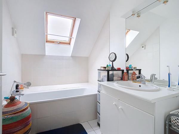 A vendre LONS- résidence de standing-Appartement de 95 m² - 3 chambres - terrasse- balcon - 2 SDB - 2 parkings