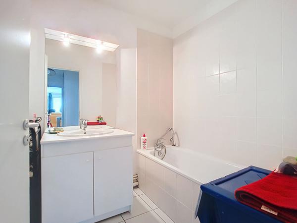 A vendre LONS- résidence de standing-Appartement de 95 m² - 3 chambres - terrasse- balcon - 2 SDB - 2 parkings