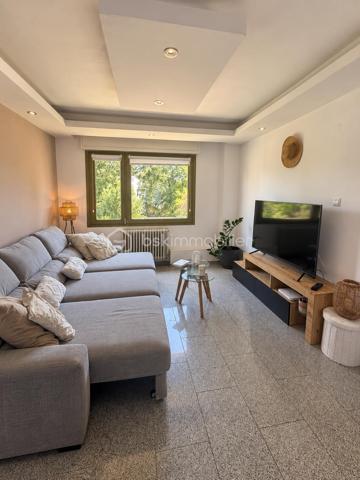 Bsk immobilier– THOMAS WUWER vous propose : CREUTZWALD // MAISON SEMI MITOYENNE // 3 CHAMBRES// JARDIN// PROCHE DE L’ALLEMAGNE// 6 ARES DE TERRAIN.

Charmante Maison semi-mitoyenne de 105m² à Creutzwald construite en 1958
Bienvenue dans cette charmante maison idéalement située au breckelberg. 
Au rez-de-chaussée, vous découvrirez un espace de vie lumineux et convivial, idéal pour partager des moments en famille ou entre amis. La cuisine équipée vous permettra de réaliser vos recettes favorites. 
A l’étage se trouve l’espace nuit avec trois chambres spacieuses ainsi qu’une salle d’eau. Les pièces ont été rénovées avec goût et offrent un cadre chaleureux où il fait bon vivre.
Côté extérieur, la maison dispose d’un jardin clôturé, d’une dépendance, d’une terrasse avec pergola pour profiter des belles journées.
Pour le coté technique, la maison dispose de fenêtres double vitrage, d'une chaudière gaz, d'une toiture isolée.
Creutzwald offre un cadre de vie agréable avec son lac, ses écoles, ses commerces, ce qui en fait un lieu idéal pour une vie de famille épanouie.
Si vous recherchez une maison rénovée, pleine de charme et prête à accueillir de nouveaux occupants, ne manquez pas cette opportunité unique à Creutzwald. Une visite s'impose pour apprécier à sa juste valeur tout le confort et le potentiel de ce bien.
