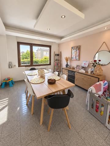 Bsk immobilier– THOMAS WUWER vous propose : CREUTZWALD // MAISON SEMI MITOYENNE // 3 CHAMBRES// JARDIN// PROCHE DE L’ALLEMAGNE// 6 ARES DE TERRAIN.

Charmante Maison semi-mitoyenne de 105m² à Creutzwald construite en 1958
Bienvenue dans cette charmante maison idéalement située au breckelberg. 
Au rez-de-chaussée, vous découvrirez un espace de vie lumineux et convivial, idéal pour partager des moments en famille ou entre amis. La cuisine équipée vous permettra de réaliser vos recettes favorites. 
A l’étage se trouve l’espace nuit avec trois chambres spacieuses ainsi qu’une salle d’eau. Les pièces ont été rénovées avec goût et offrent un cadre chaleureux où il fait bon vivre.
Côté extérieur, la maison dispose d’un jardin clôturé, d’une dépendance, d’une terrasse avec pergola pour profiter des belles journées.
Pour le coté technique, la maison dispose de fenêtres double vitrage, d'une chaudière gaz, d'une toiture isolée.
Creutzwald offre un cadre de vie agréable avec son lac, ses écoles, ses commerces, ce qui en fait un lieu idéal pour une vie de famille épanouie.
Si vous recherchez une maison rénovée, pleine de charme et prête à accueillir de nouveaux occupants, ne manquez pas cette opportunité unique à Creutzwald. Une visite s'impose pour apprécier à sa juste valeur tout le confort et le potentiel de ce bien.
