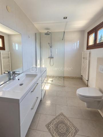 Bsk immobilier– THOMAS WUWER vous propose : CREUTZWALD // MAISON SEMI MITOYENNE // 3 CHAMBRES// JARDIN// PROCHE DE L’ALLEMAGNE// 6 ARES DE TERRAIN.

Charmante Maison semi-mitoyenne de 105m² à Creutzwald construite en 1958
Bienvenue dans cette charmante maison idéalement située au breckelberg. 
Au rez-de-chaussée, vous découvrirez un espace de vie lumineux et convivial, idéal pour partager des moments en famille ou entre amis. La cuisine équipée vous permettra de réaliser vos recettes favorites. 
A l’étage se trouve l’espace nuit avec trois chambres spacieuses ainsi qu’une salle d’eau. Les pièces ont été rénovées avec goût et offrent un cadre chaleureux où il fait bon vivre.
Côté extérieur, la maison dispose d’un jardin clôturé, d’une dépendance, d’une terrasse avec pergola pour profiter des belles journées.
Pour le coté technique, la maison dispose de fenêtres double vitrage, d'une chaudière gaz, d'une toiture isolée.
Creutzwald offre un cadre de vie agréable avec son lac, ses écoles, ses commerces, ce qui en fait un lieu idéal pour une vie de famille épanouie.
Si vous recherchez une maison rénovée, pleine de charme et prête à accueillir de nouveaux occupants, ne manquez pas cette opportunité unique à Creutzwald. Une visite s'impose pour apprécier à sa juste valeur tout le confort et le potentiel de ce bien.