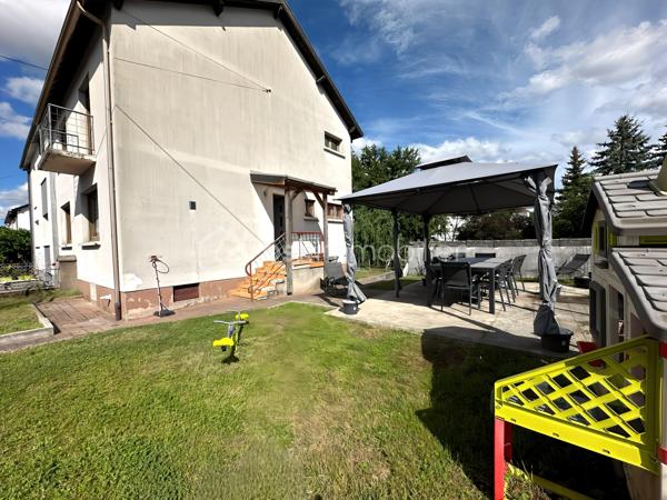 Bsk immobilier– THOMAS WUWER vous propose : CREUTZWALD // MAISON SEMI MITOYENNE // 3 CHAMBRES// JARDIN// PROCHE DE L’ALLEMAGNE// 6 ARES DE TERRAIN.

Charmante Maison semi-mitoyenne de 105m² à Creutzwald construite en 1958
Bienvenue dans cette charmante maison idéalement située au breckelberg. 
Au rez-de-chaussée, vous découvrirez un espace de vie lumineux et convivial, idéal pour partager des moments en famille ou entre amis. La cuisine équipée vous permettra de réaliser vos recettes favorites. 
A l’étage se trouve l’espace nuit avec trois chambres spacieuses ainsi qu’une salle d’eau. Les pièces ont été rénovées avec goût et offrent un cadre chaleureux où il fait bon vivre.
Côté extérieur, la maison dispose d’un jardin clôturé, d’une dépendance, d’une terrasse avec pergola pour profiter des belles journées.
Pour le coté technique, la maison dispose de fenêtres double vitrage, d'une chaudière gaz, d'une toiture isolée.
Creutzwald offre un cadre de vie agréable avec son lac, ses écoles, ses commerces, ce qui en fait un lieu idéal pour une vie de famille épanouie.
Si vous recherchez une maison rénovée, pleine de charme et prête à accueillir de nouveaux occupants, ne manquez pas cette opportunité unique à Creutzwald. Une visite s'impose pour apprécier à sa juste valeur tout le confort et le potentiel de ce bien.