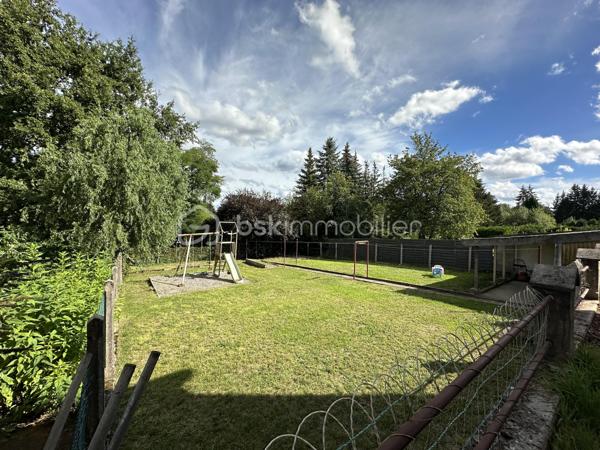 Bsk immobilier– THOMAS WUWER vous propose : CREUTZWALD // MAISON SEMI MITOYENNE // 3 CHAMBRES// JARDIN// PROCHE DE L’ALLEMAGNE// 6 ARES DE TERRAIN.

Charmante Maison semi-mitoyenne de 105m² à Creutzwald construite en 1958
Bienvenue dans cette charmante maison idéalement située au breckelberg. 
Au rez-de-chaussée, vous découvrirez un espace de vie lumineux et convivial, idéal pour partager des moments en famille ou entre amis. La cuisine équipée vous permettra de réaliser vos recettes favorites. 
A l’étage se trouve l’espace nuit avec trois chambres spacieuses ainsi qu’une salle d’eau. Les pièces ont été rénovées avec goût et offrent un cadre chaleureux où il fait bon vivre.
Côté extérieur, la maison dispose d’un jardin clôturé, d’une dépendance, d’une terrasse avec pergola pour profiter des belles journées.
Pour le coté technique, la maison dispose de fenêtres double vitrage, d'une chaudière gaz, d'une toiture isolée.
Creutzwald offre un cadre de vie agréable avec son lac, ses écoles, ses commerces, ce qui en fait un lieu idéal pour une vie de famille épanouie.
Si vous recherchez une maison rénovée, pleine de charme et prête à accueillir de nouveaux occupants, ne manquez pas cette opportunité unique à Creutzwald. Une visite s'impose pour apprécier à sa juste valeur tout le confort et le potentiel de ce bien.