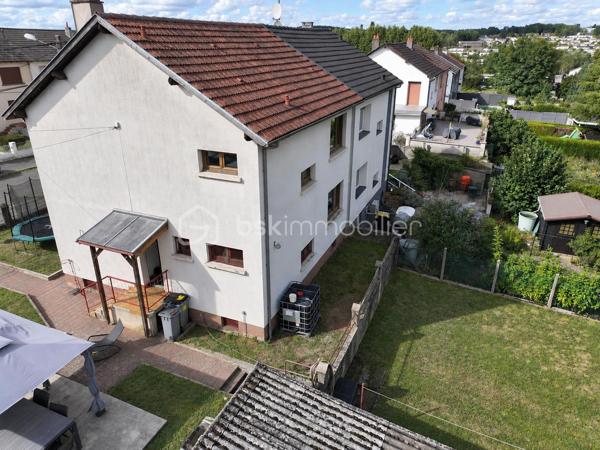 Bsk immobilier– THOMAS WUWER vous propose : CREUTZWALD // MAISON SEMI MITOYENNE // 3 CHAMBRES// JARDIN// PROCHE DE L’ALLEMAGNE// 6 ARES DE TERRAIN.

Charmante Maison semi-mitoyenne de 105m² à Creutzwald construite en 1958
Bienvenue dans cette charmante maison idéalement située au breckelberg. 
Au rez-de-chaussée, vous découvrirez un espace de vie lumineux et convivial, idéal pour partager des moments en famille ou entre amis. La cuisine équipée vous permettra de réaliser vos recettes favorites. 
A l’étage se trouve l’espace nuit avec trois chambres spacieuses ainsi qu’une salle d’eau. Les pièces ont été rénovées avec goût et offrent un cadre chaleureux où il fait bon vivre.
Côté extérieur, la maison dispose d’un jardin clôturé, d’une dépendance, d’une terrasse avec pergola pour profiter des belles journées.
Pour le coté technique, la maison dispose de fenêtres double vitrage, d'une chaudière gaz, d'une toiture isolée.
Creutzwald offre un cadre de vie agréable avec son lac, ses écoles, ses commerces, ce qui en fait un lieu idéal pour une vie de famille épanouie.
Si vous recherchez une maison rénovée, pleine de charme et prête à accueillir de nouveaux occupants, ne manquez pas cette opportunité unique à Creutzwald. Une visite s'impose pour apprécier à sa juste valeur tout le confort et le potentiel de ce bien.