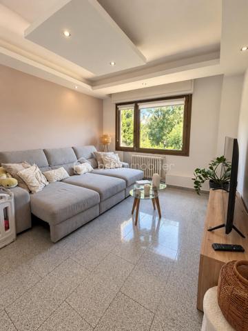 Bsk immobilier– THOMAS WUWER vous propose : CREUTZWALD // MAISON SEMI MITOYENNE // 3 CHAMBRES// JARDIN// PROCHE DE L’ALLEMAGNE// 6 ARES DE TERRAIN.

Charmante Maison semi-mitoyenne de 105m² à Creutzwald construite en 1958
Bienvenue dans cette charmante maison idéalement située au breckelberg. 
Au rez-de-chaussée, vous découvrirez un espace de vie lumineux et convivial, idéal pour partager des moments en famille ou entre amis. La cuisine équipée vous permettra de réaliser vos recettes favorites. 
A l’étage se trouve l’espace nuit avec trois chambres spacieuses ainsi qu’une salle d’eau. Les pièces ont été rénovées avec goût et offrent un cadre chaleureux où il fait bon vivre.
Côté extérieur, la maison dispose d’un jardin clôturé, d’une dépendance, d’une terrasse avec pergola pour profiter des belles journées.
Pour le coté technique, la maison dispose de fenêtres double vitrage, d'une chaudière gaz, d'une toiture isolée.
Creutzwald offre un cadre de vie agréable avec son lac, ses écoles, ses commerces, ce qui en fait un lieu idéal pour une vie de famille épanouie.
Si vous recherchez une maison rénovée, pleine de charme et prête à accueillir de nouveaux occupants, ne manquez pas cette opportunité unique à Creutzwald. Une visite s'impose pour apprécier à sa juste valeur tout le confort et le potentiel de ce bien.