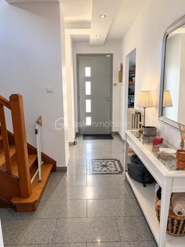 Bsk immobilier– THOMAS WUWER vous propose : CREUTZWALD // MAISON SEMI MITOYENNE // 3 CHAMBRES// JARDIN// PROCHE DE L’ALLEMAGNE// 6 ARES DE TERRAIN.

Charmante Maison semi-mitoyenne de 105m² à Creutzwald construite en 1958
Bienvenue dans cette charmante maison idéalement située au breckelberg. 
Au rez-de-chaussée, vous découvrirez un espace de vie lumineux et convivial, idéal pour partager des moments en famille ou entre amis. La cuisine équipée vous permettra de réaliser vos recettes favorites. 
A l’étage se trouve l’espace nuit avec trois chambres spacieuses ainsi qu’une salle d’eau. Les pièces ont été rénovées avec goût et offrent un cadre chaleureux où il fait bon vivre.
Côté extérieur, la maison dispose d’un jardin clôturé, d’une dépendance, d’une terrasse avec pergola pour profiter des belles journées.
Pour le coté technique, la maison dispose de fenêtres double vitrage, d'une chaudière gaz, d'une toiture isolée.
Creutzwald offre un cadre de vie agréable avec son lac, ses écoles, ses commerces, ce qui en fait un lieu idéal pour une vie de famille épanouie.
Si vous recherchez une maison rénovée, pleine de charme et prête à accueillir de nouveaux occupants, ne manquez pas cette opportunité unique à Creutzwald. Une visite s'impose pour apprécier à sa juste valeur tout le confort et le potentiel de ce bien.