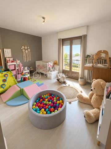 Bsk immobilier– THOMAS WUWER vous propose : CREUTZWALD // MAISON SEMI MITOYENNE // 3 CHAMBRES// JARDIN// PROCHE DE L’ALLEMAGNE// 6 ARES DE TERRAIN.

Charmante Maison semi-mitoyenne de 105m² à Creutzwald construite en 1958
Bienvenue dans cette charmante maison idéalement située au breckelberg. 
Au rez-de-chaussée, vous découvrirez un espace de vie lumineux et convivial, idéal pour partager des moments en famille ou entre amis. La cuisine équipée vous permettra de réaliser vos recettes favorites. 
A l’étage se trouve l’espace nuit avec trois chambres spacieuses ainsi qu’une salle d’eau. Les pièces ont été rénovées avec goût et offrent un cadre chaleureux où il fait bon vivre.
Côté extérieur, la maison dispose d’un jardin clôturé, d’une dépendance, d’une terrasse avec pergola pour profiter des belles journées.
Pour le coté technique, la maison dispose de fenêtres double vitrage, d'une chaudière gaz, d'une toiture isolée.
Creutzwald offre un cadre de vie agréable avec son lac, ses écoles, ses commerces, ce qui en fait un lieu idéal pour une vie de famille épanouie.
Si vous recherchez une maison rénovée, pleine de charme et prête à accueillir de nouveaux occupants, ne manquez pas cette opportunité unique à Creutzwald. Une visite s'impose pour apprécier à sa juste valeur tout le confort et le potentiel de ce bien.