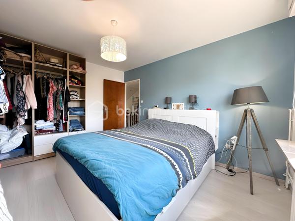 Bsk immobilier– THOMAS WUWER vous propose : CREUTZWALD // MAISON SEMI MITOYENNE // 3 CHAMBRES// JARDIN// PROCHE DE L’ALLEMAGNE// 6 ARES DE TERRAIN.

Charmante Maison semi-mitoyenne de 105m² à Creutzwald construite en 1958
Bienvenue dans cette charmante maison idéalement située au breckelberg. 
Au rez-de-chaussée, vous découvrirez un espace de vie lumineux et convivial, idéal pour partager des moments en famille ou entre amis. La cuisine équipée vous permettra de réaliser vos recettes favorites. 
A l’étage se trouve l’espace nuit avec trois chambres spacieuses ainsi qu’une salle d’eau. Les pièces ont été rénovées avec goût et offrent un cadre chaleureux où il fait bon vivre.
Côté extérieur, la maison dispose d’un jardin clôturé, d’une dépendance, d’une terrasse avec pergola pour profiter des belles journées.
Pour le coté technique, la maison dispose de fenêtres double vitrage, d'une chaudière gaz, d'une toiture isolée.
Creutzwald offre un cadre de vie agréable avec son lac, ses écoles, ses commerces, ce qui en fait un lieu idéal pour une vie de famille épanouie.
Si vous recherchez une maison rénovée, pleine de charme et prête à accueillir de nouveaux occupants, ne manquez pas cette opportunité unique à Creutzwald. Une visite s'impose pour apprécier à sa juste valeur tout le confort et le potentiel de ce bien.