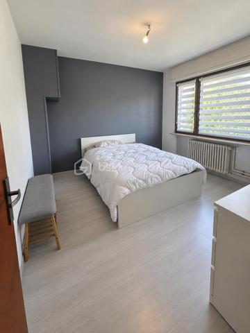 Bsk immobilier– THOMAS WUWER vous propose : CREUTZWALD // MAISON SEMI MITOYENNE // 3 CHAMBRES// JARDIN// PROCHE DE L’ALLEMAGNE// 6 ARES DE TERRAIN.

Charmante Maison semi-mitoyenne de 105m² à Creutzwald construite en 1958
Bienvenue dans cette charmante maison idéalement située au breckelberg. 
Au rez-de-chaussée, vous découvrirez un espace de vie lumineux et convivial, idéal pour partager des moments en famille ou entre amis. La cuisine équipée vous permettra de réaliser vos recettes favorites. 
A l’étage se trouve l’espace nuit avec trois chambres spacieuses ainsi qu’une salle d’eau. Les pièces ont été rénovées avec goût et offrent un cadre chaleureux où il fait bon vivre.
Côté extérieur, la maison dispose d’un jardin clôturé, d’une dépendance, d’une terrasse avec pergola pour profiter des belles journées.
Pour le coté technique, la maison dispose de fenêtres double vitrage, d'une chaudière gaz, d'une toiture isolée.
Creutzwald offre un cadre de vie agréable avec son lac, ses écoles, ses commerces, ce qui en fait un lieu idéal pour une vie de famille épanouie.
Si vous recherchez une maison rénovée, pleine de charme et prête à accueillir de nouveaux occupants, ne manquez pas cette opportunité unique à Creutzwald. Une visite s'impose pour apprécier à sa juste valeur tout le confort et le potentiel de ce bien.