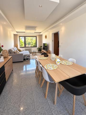 Bsk immobilier– THOMAS WUWER vous propose : CREUTZWALD // MAISON SEMI MITOYENNE // 3 CHAMBRES// JARDIN// PROCHE DE L’ALLEMAGNE// 6 ARES DE TERRAIN.

Charmante Maison semi-mitoyenne de 105m² à Creutzwald construite en 1958
Bienvenue dans cette charmante maison idéalement située au breckelberg. 
Au rez-de-chaussée, vous découvrirez un espace de vie lumineux et convivial, idéal pour partager des moments en famille ou entre amis. La cuisine équipée vous permettra de réaliser vos recettes favorites. 
A l’étage se trouve l’espace nuit avec trois chambres spacieuses ainsi qu’une salle d’eau. Les pièces ont été rénovées avec goût et offrent un cadre chaleureux où il fait bon vivre.
Côté extérieur, la maison dispose d’un jardin clôturé, d’une dépendance, d’une terrasse avec pergola pour profiter des belles journées.
Pour le coté technique, la maison dispose de fenêtres double vitrage, d'une chaudière gaz, d'une toiture isolée.
Creutzwald offre un cadre de vie agréable avec son lac, ses écoles, ses commerces, ce qui en fait un lieu idéal pour une vie de famille épanouie.
Si vous recherchez une maison rénovée, pleine de charme et prête à accueillir de nouveaux occupants, ne manquez pas cette opportunité unique à Creutzwald. Une visite s'impose pour apprécier à sa juste valeur tout le confort et le potentiel de ce bien.