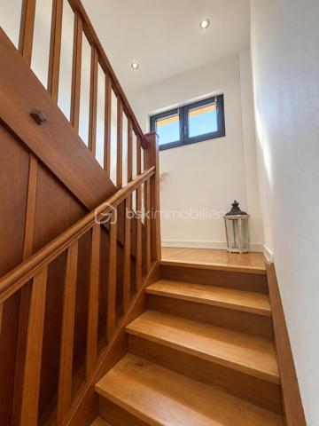 Bsk immobilier– THOMAS WUWER vous propose : CREUTZWALD // MAISON SEMI MITOYENNE // 3 CHAMBRES// JARDIN// PROCHE DE L’ALLEMAGNE// 6 ARES DE TERRAIN.

Charmante Maison semi-mitoyenne de 105m² à Creutzwald construite en 1958
Bienvenue dans cette charmante maison idéalement située au breckelberg. 
Au rez-de-chaussée, vous découvrirez un espace de vie lumineux et convivial, idéal pour partager des moments en famille ou entre amis. La cuisine équipée vous permettra de réaliser vos recettes favorites. 
A l’étage se trouve l’espace nuit avec trois chambres spacieuses ainsi qu’une salle d’eau. Les pièces ont été rénovées avec goût et offrent un cadre chaleureux où il fait bon vivre.
Côté extérieur, la maison dispose d’un jardin clôturé, d’une dépendance, d’une terrasse avec pergola pour profiter des belles journées.
Pour le coté technique, la maison dispose de fenêtres double vitrage, d'une chaudière gaz, d'une toiture isolée.
Creutzwald offre un cadre de vie agréable avec son lac, ses écoles, ses commerces, ce qui en fait un lieu idéal pour une vie de famille épanouie.
Si vous recherchez une maison rénovée, pleine de charme et prête à accueillir de nouveaux occupants, ne manquez pas cette opportunité unique à Creutzwald. Une visite s'impose pour apprécier à sa juste valeur tout le confort et le potentiel de ce bien.
