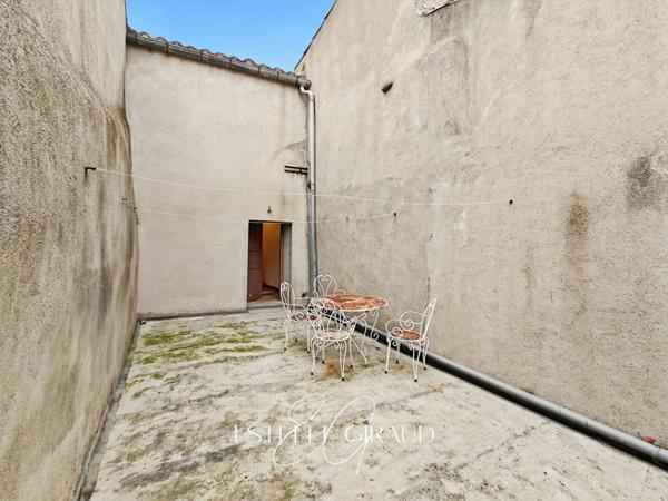 Maison de village avec terrasse et atelier