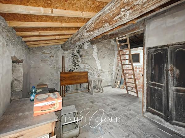 Maison de village avec terrasse et atelier