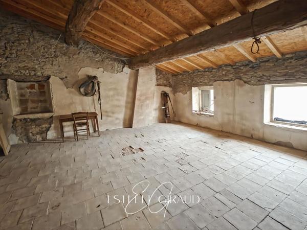 Maison de village avec terrasse et atelier