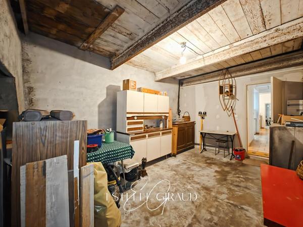 Maison de village avec terrasse et atelier