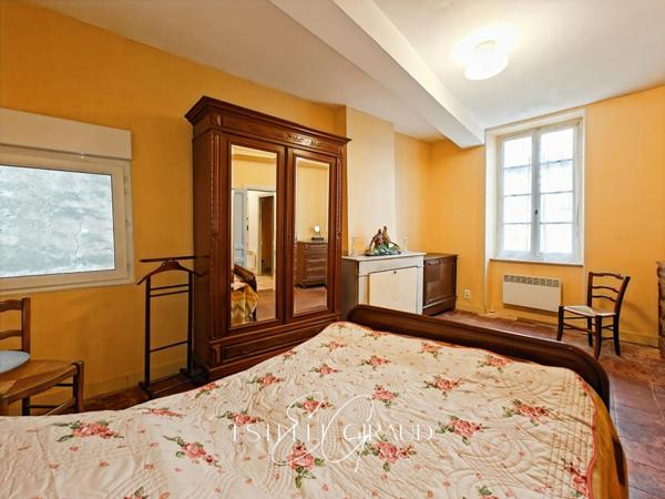 Maison de village avec terrasse et atelier